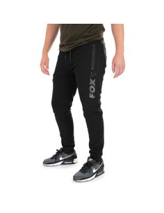pantalon con estampado de camuflaje y zorro negro