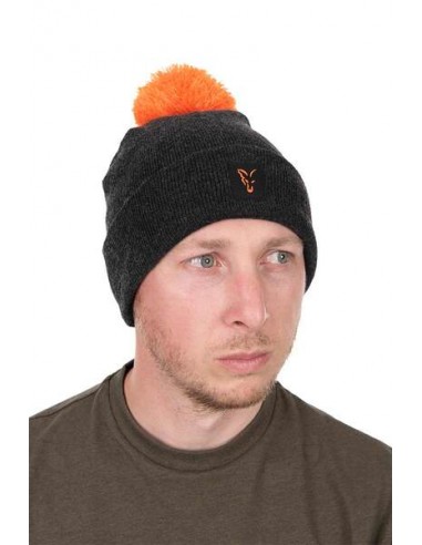 Gorro negro con borlón naranja